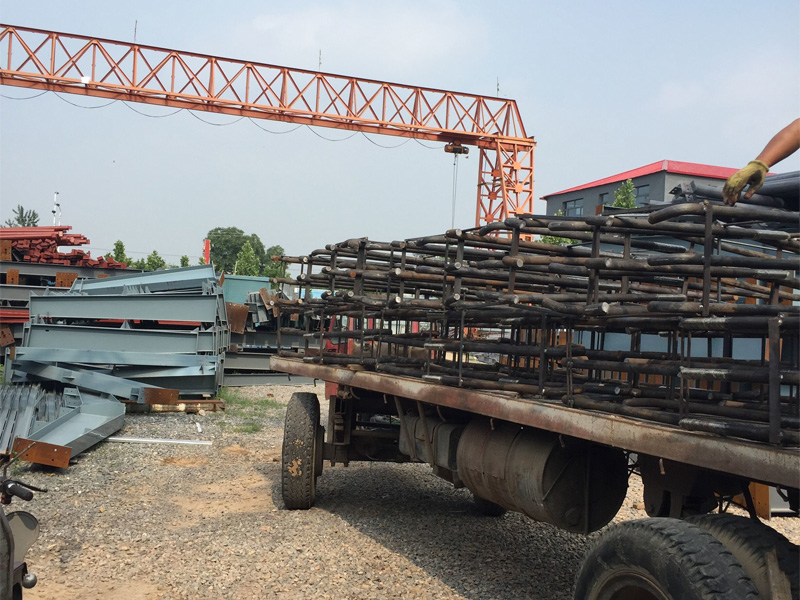 3地腳螺栓運去工地