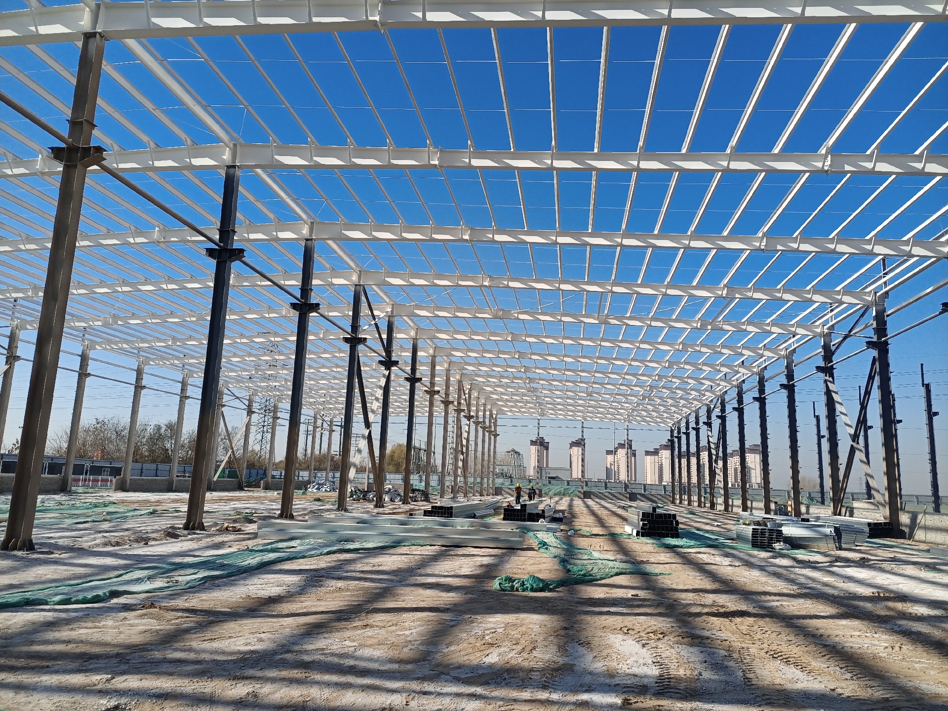 鋼結構車間噴防火涂料 ，衡水鋼結構廠家，衡水鋼結構廠，衡水鋼結構廠房，衡水廠房車間加工，金鼎鋼構，衡水鋼結構加工廠，金鼎鋼結構，激光切割加工鋼結構，機械手焊接鋼結構