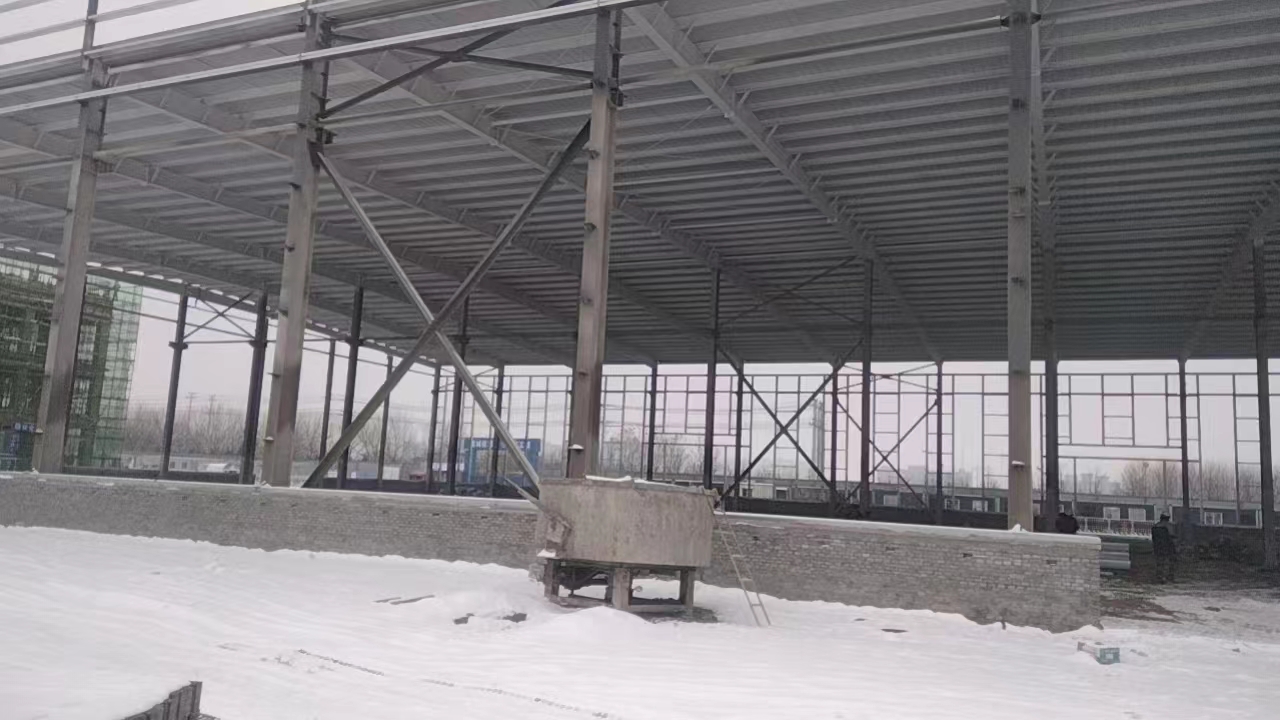 衡水鋼結構,衡水鋼結構廠,衡水鋼結構廠房,衡水鋼結構廠家，衡水廠房車間加工，衡水鋼結構--金鼎鋼構廠雪景工地