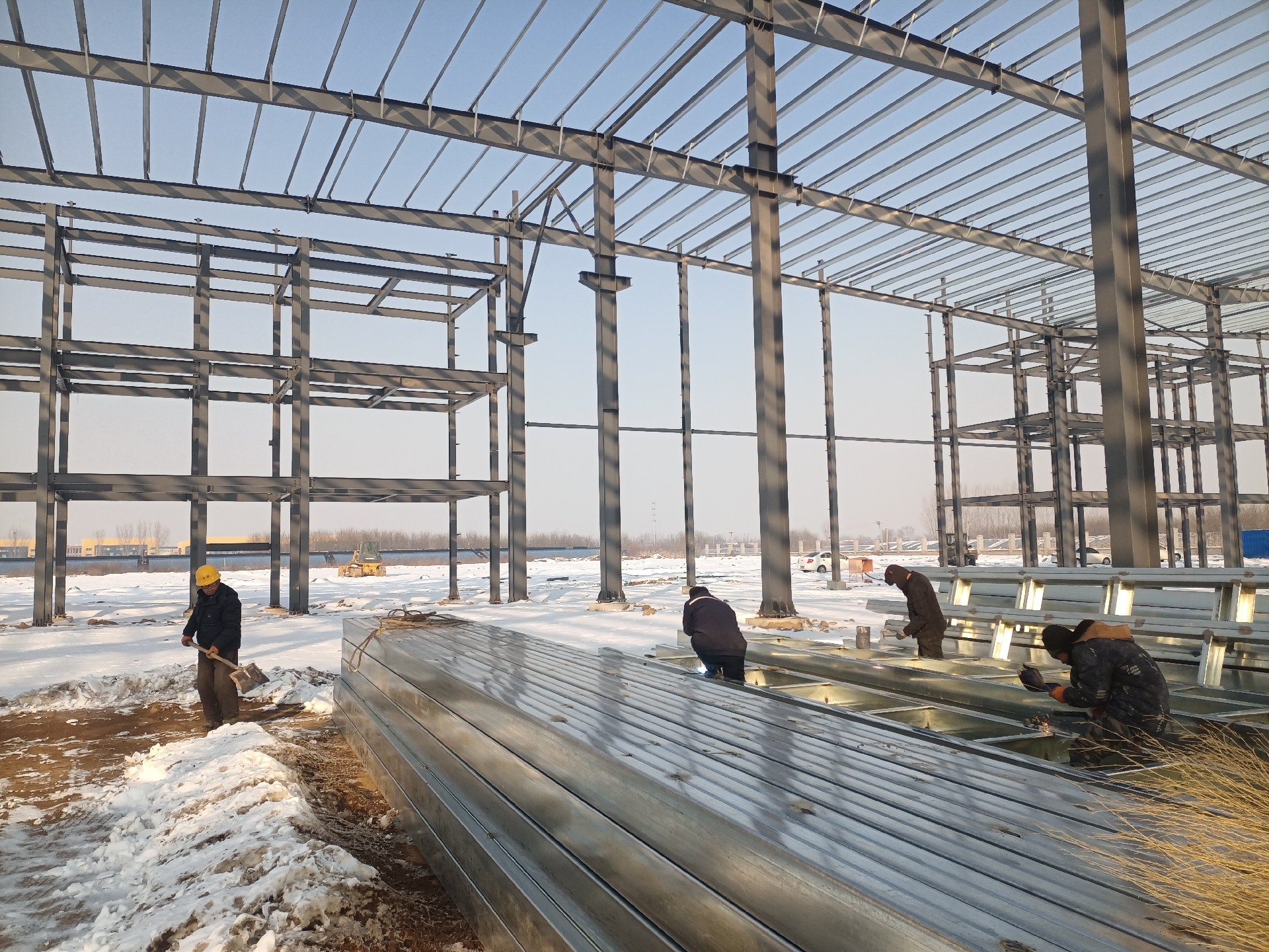 衡水鋼結構，鋼結構加工廠，鋼結構廠家，鋼結構廠房，金鼎鋼構，雪地工地，焊窗口